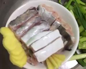 简单的鳗鱼汤的做法 步骤2
