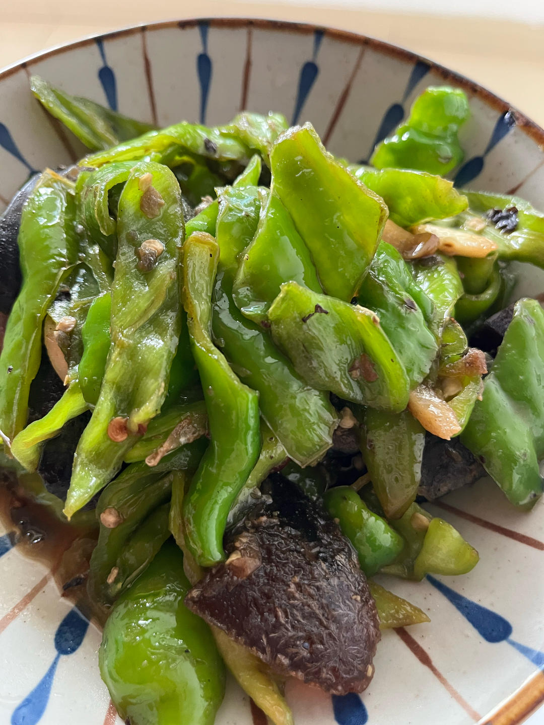 超级下饭的青椒炒皮蛋