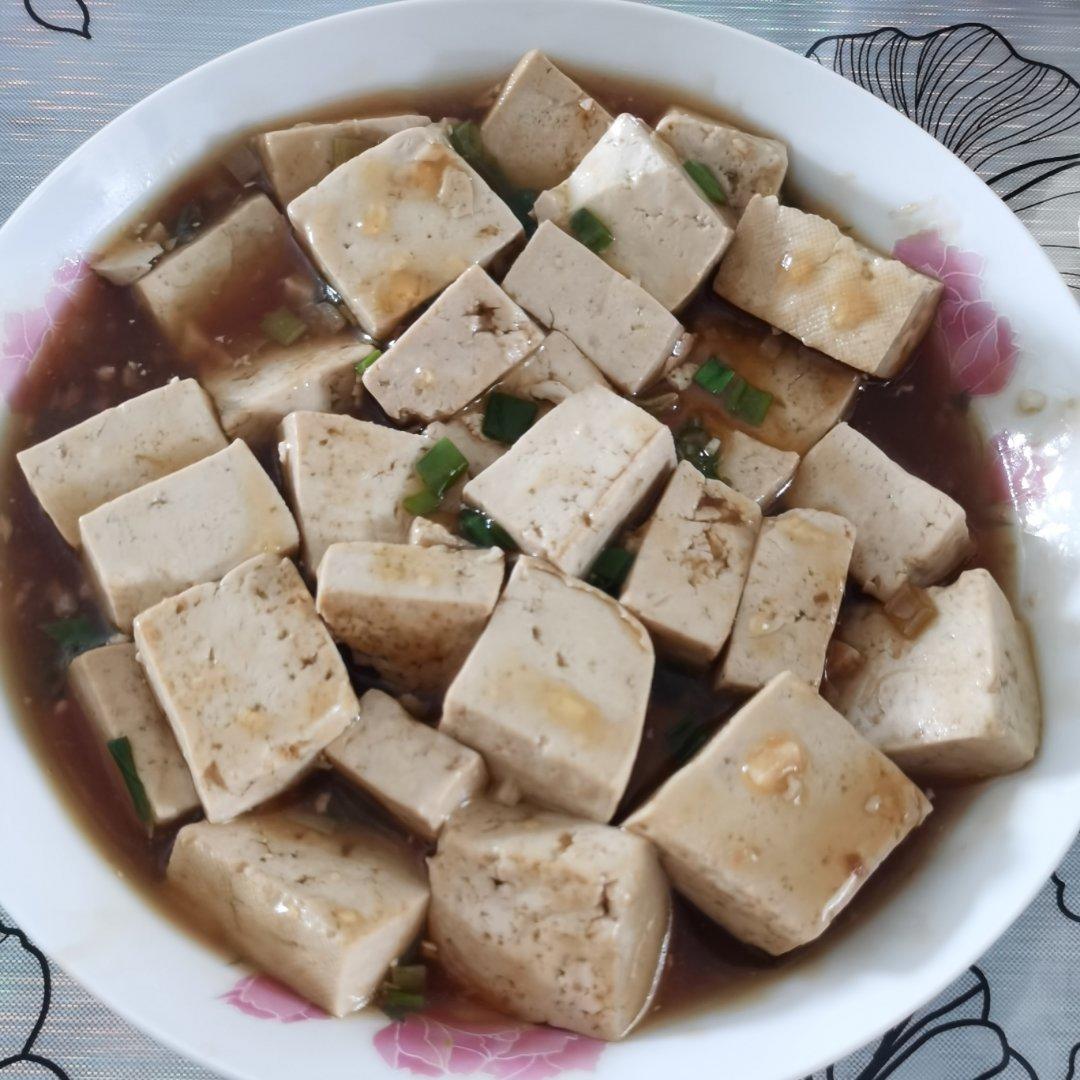 不放肉也超下饭的葱焖豆腐