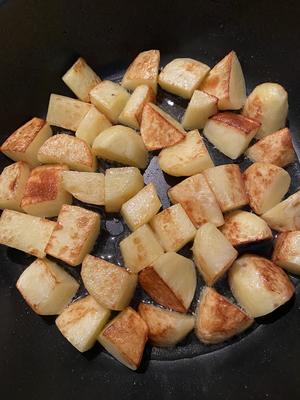 平底锅土豆块的做法 步骤2