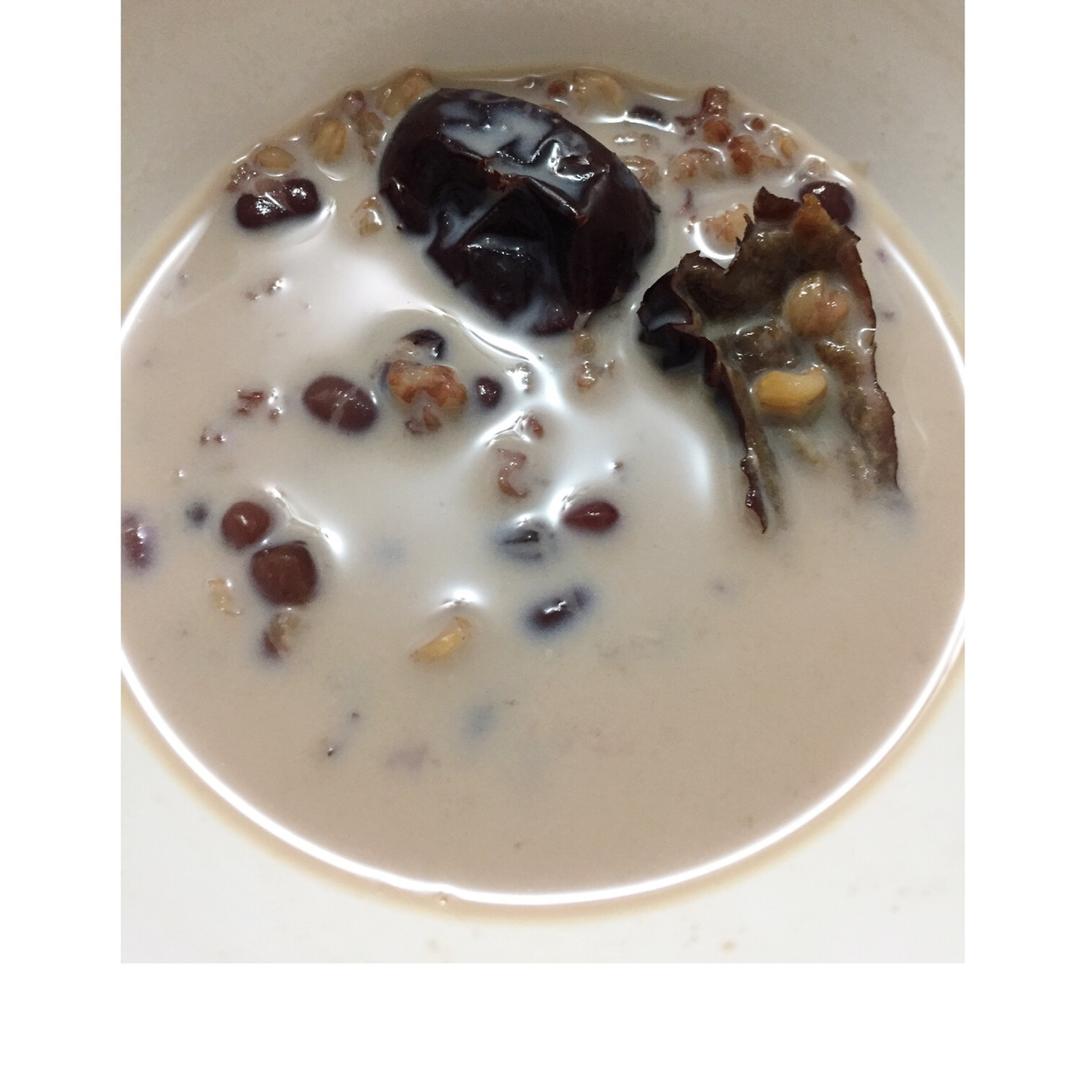 红枣红豆薏仁牛奶粥