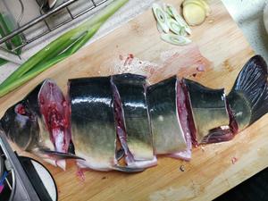 好吃的家常炖鱼，万能炖鱼料，今天三道鳞炖粉条的做法 步骤2