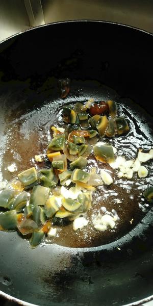 适合减肥的上汤皮蛋菠菜的做法 步骤4