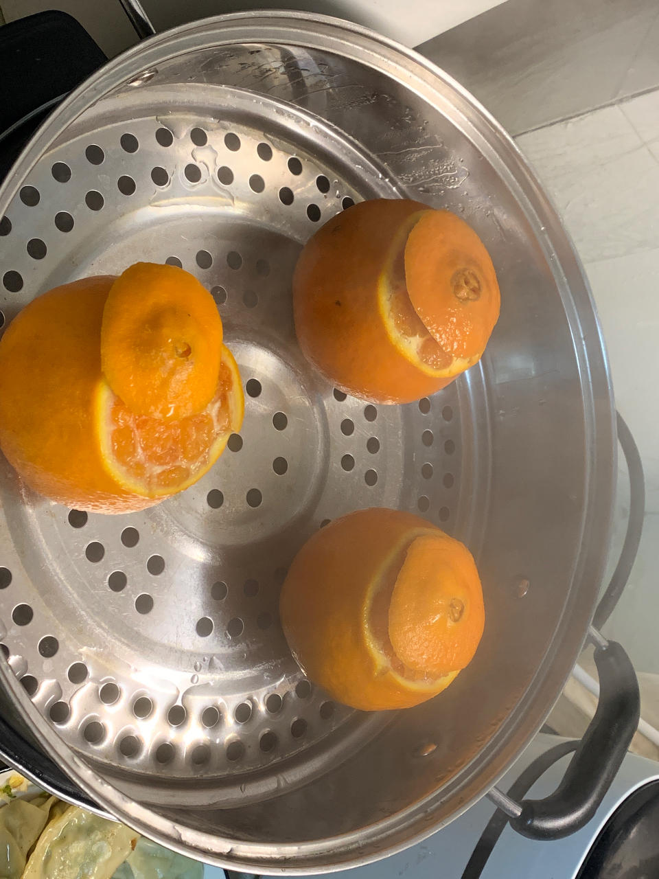 嗓子疼咳嗽防感冒，一颗盐蒸橙子全解决，咸甜可口温热多汁！