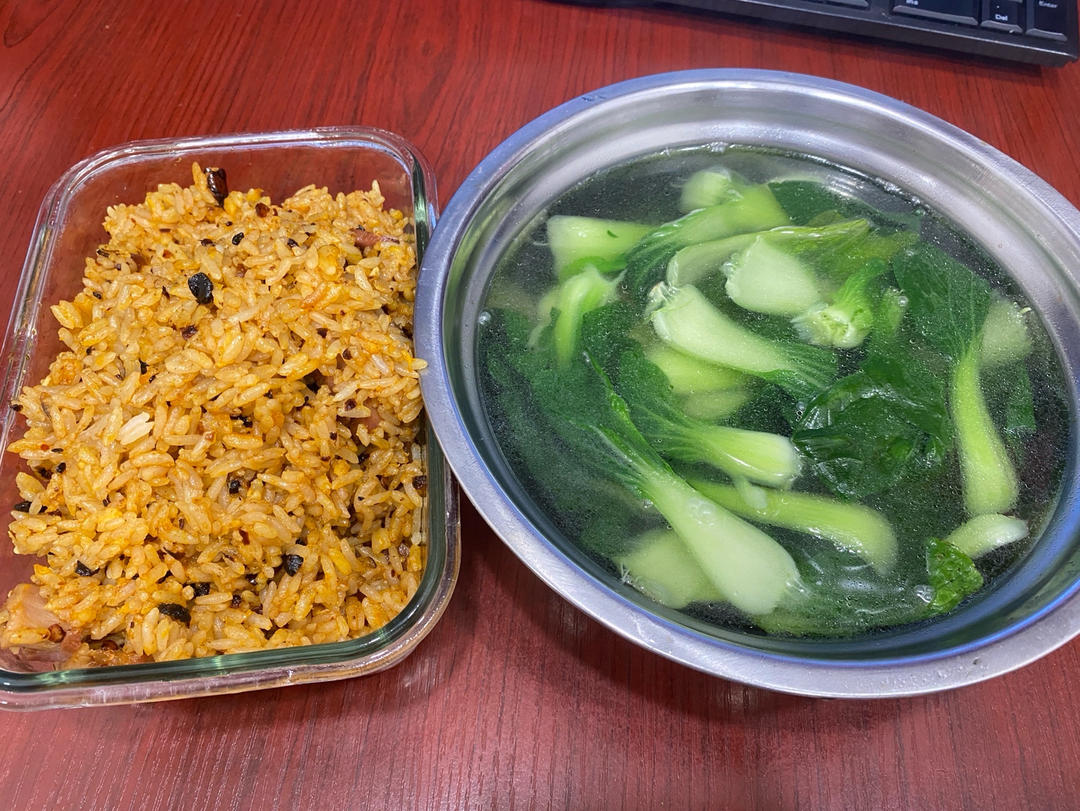 蛋炒饭不要只放鸡蛋了，加点老干妈，生抽耗油都不需要了，香喷喷