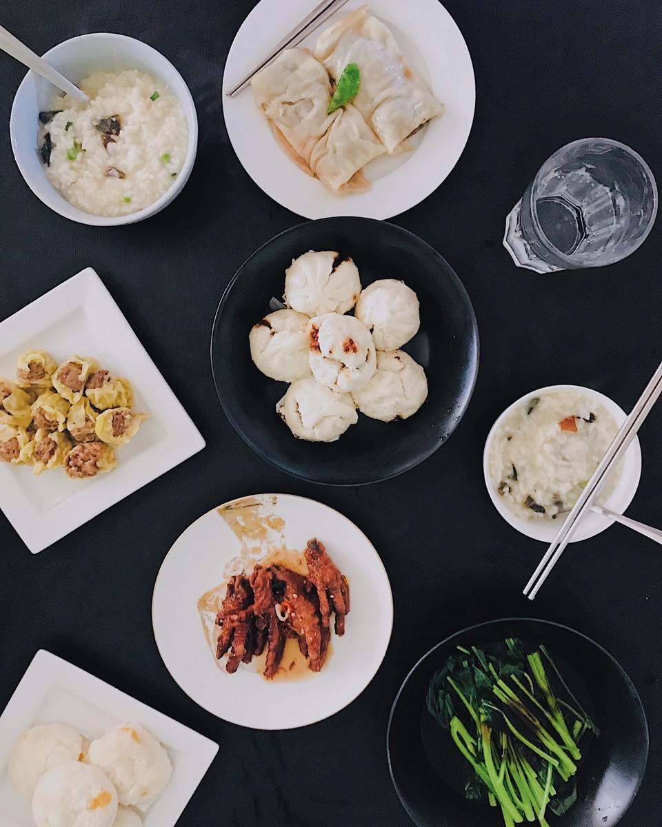 爱是在一起，吃很多很多顿饭。
