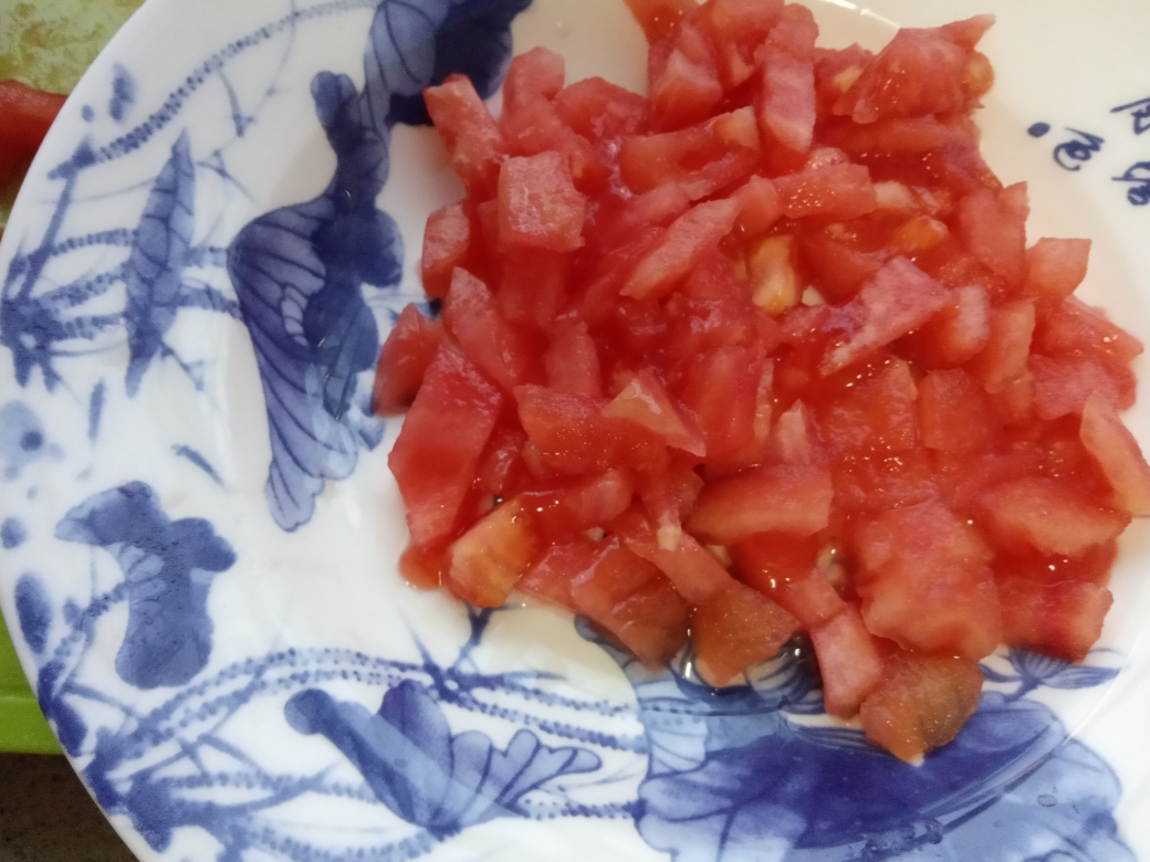 西红柿炒鸡蛋菠菜面的做法 步骤2
