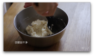 零基础手揉出膜面包房蜂蜜奶油卷全攻略/阿猪烘焙视频的做法 步骤4