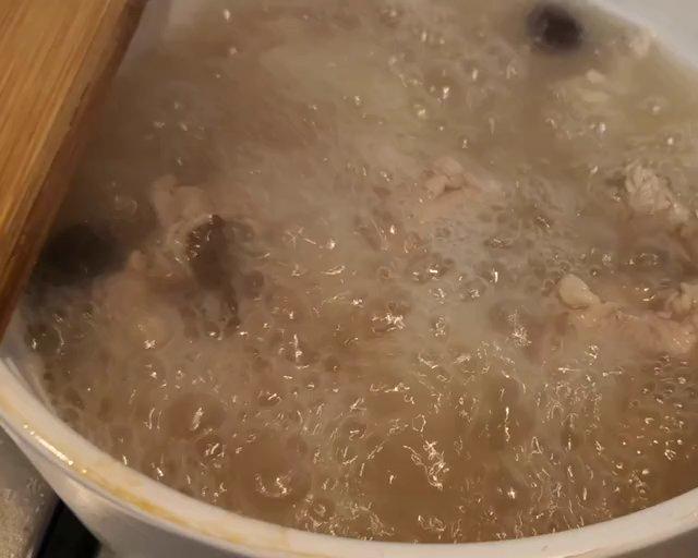 鲜美养颜的板栗排骨汤的做法