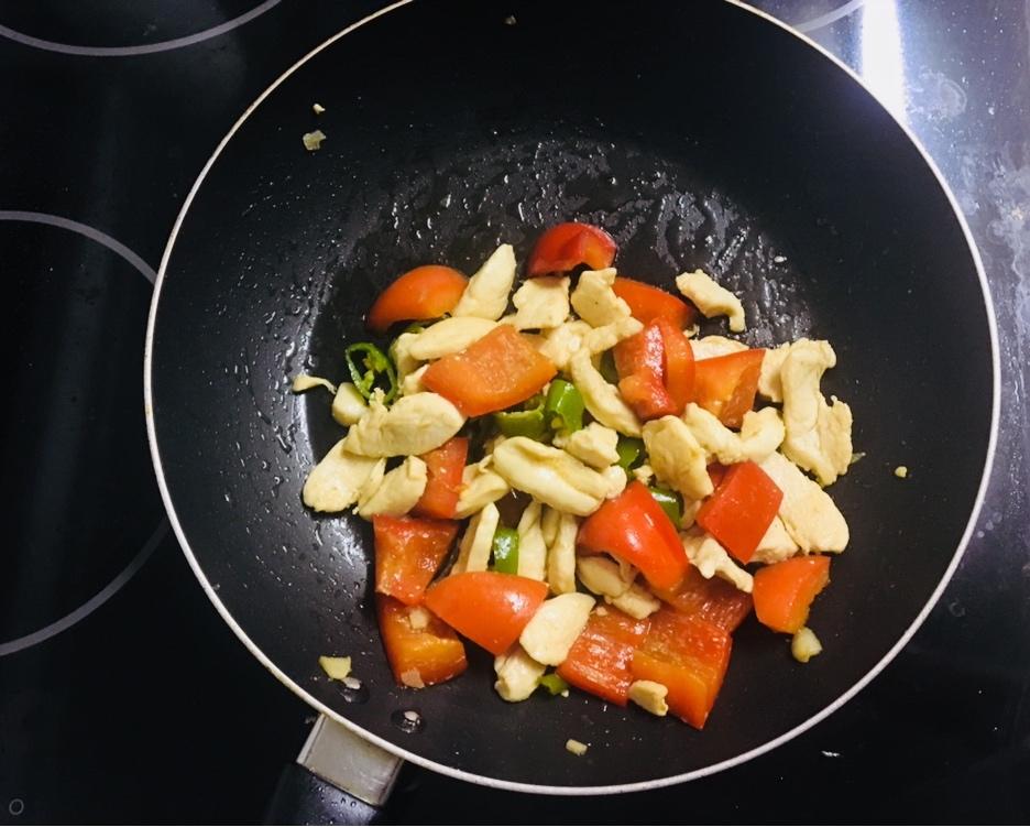 青红椒炒鸡肉丁