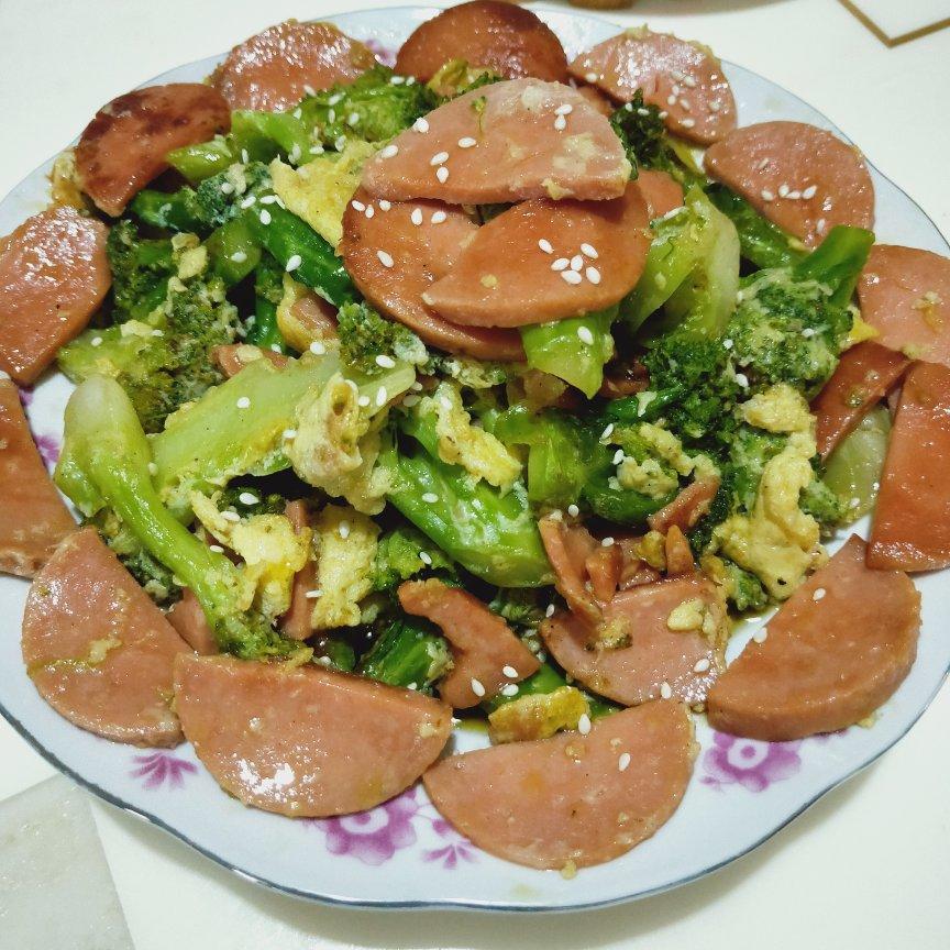 {☀快手晚餐☀}火腿肠滑蛋西兰花