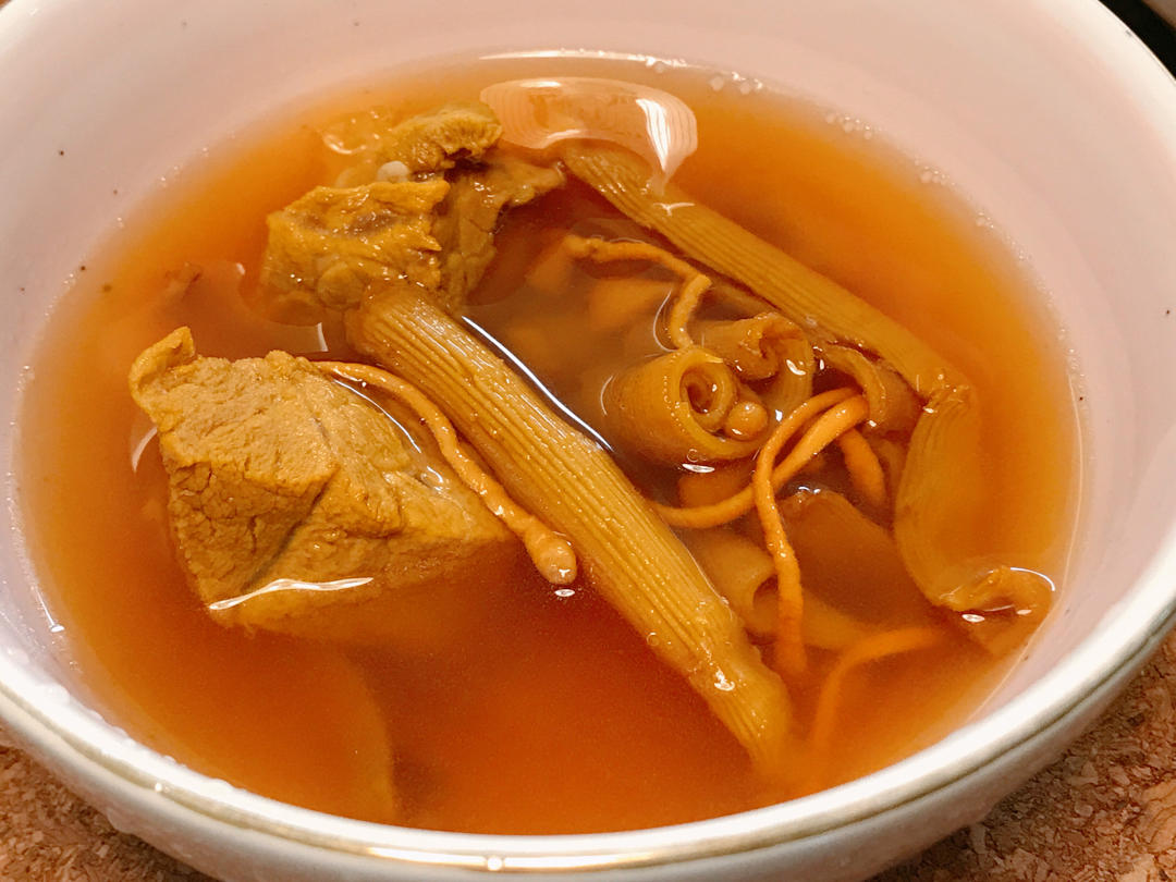 沙虫瘦肉虫草花汤（老少皆宜非常好喝的养生汤）