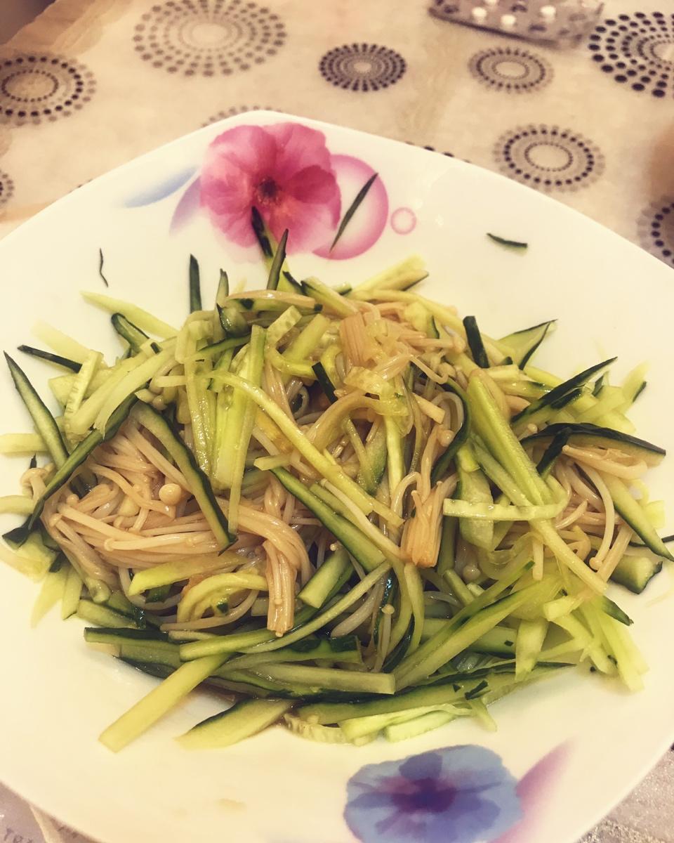 好吃的金针菇拌黄瓜