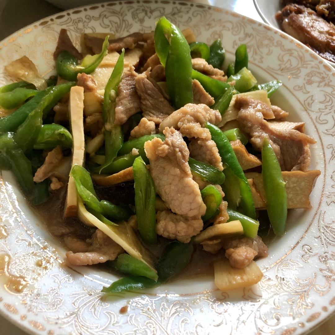 我们衢州人，辣椒➕肉片炒一切，两碗饭妥妥的✌🏻