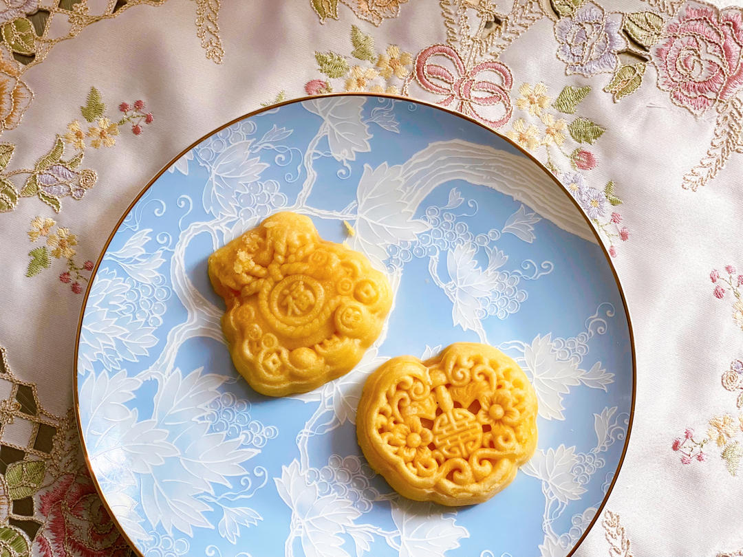 💃奶黄流心月饼——这是可以让你坐稳朋友圈厨霸位置的月饼🥮，没人点赞算我输👎