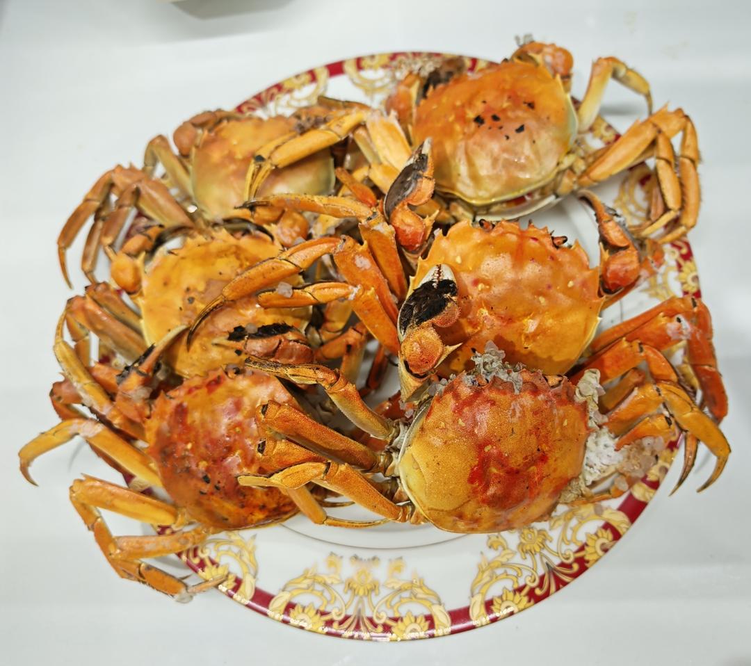 不加一滴水的盐焗大闸蟹，实在太香了，酒店大厨教你盐焗菜小窍门