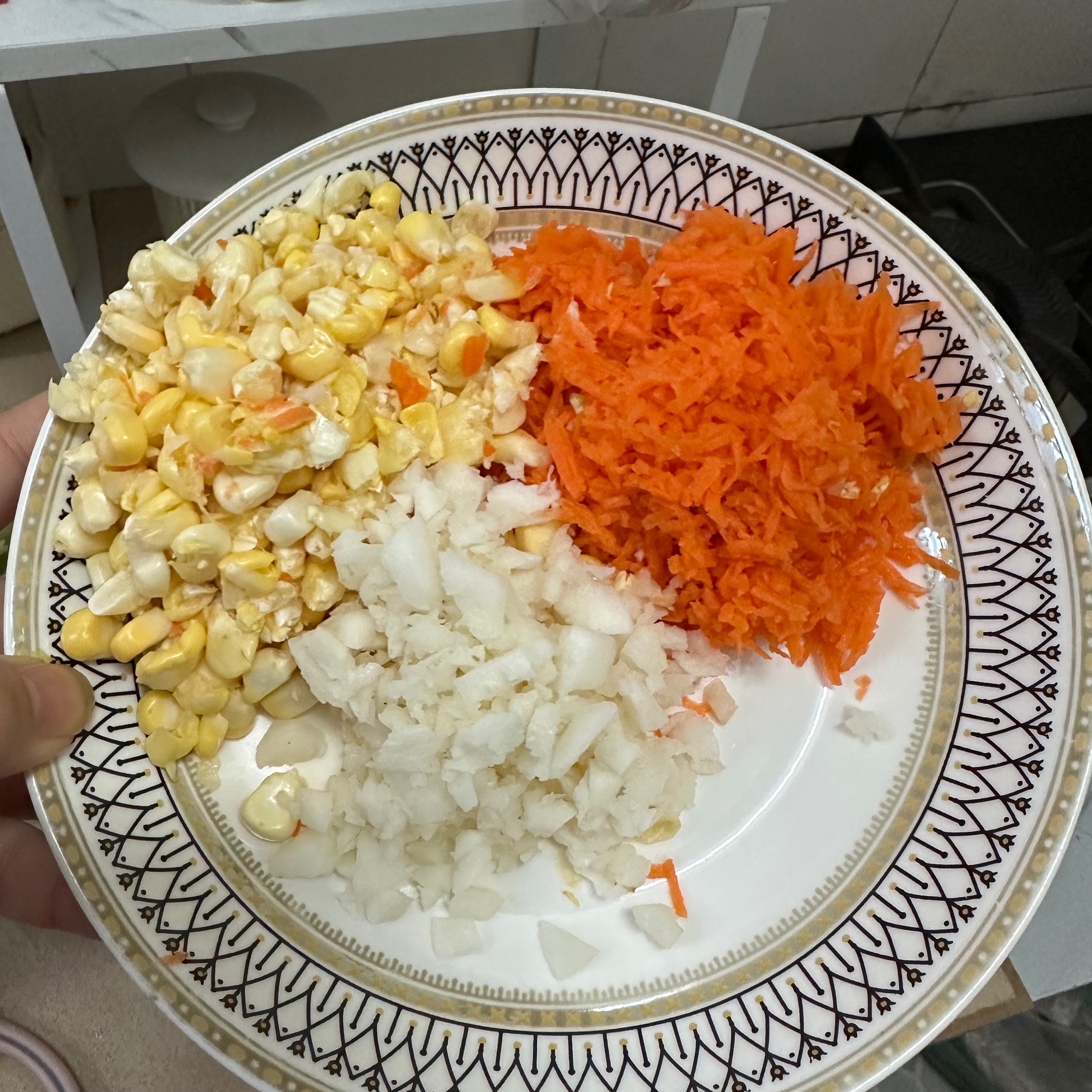 玉米马蹄胡萝卜馅、白菜香菇马蹄馅饺子的做法 步骤4