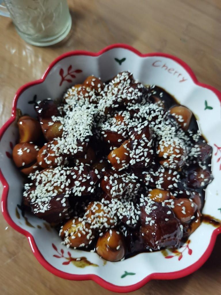 加了鹌鹑蛋后，这盘红烧肉，美味的逆天啦——鹌鹑蛋烧肉（孔瑶食谱）