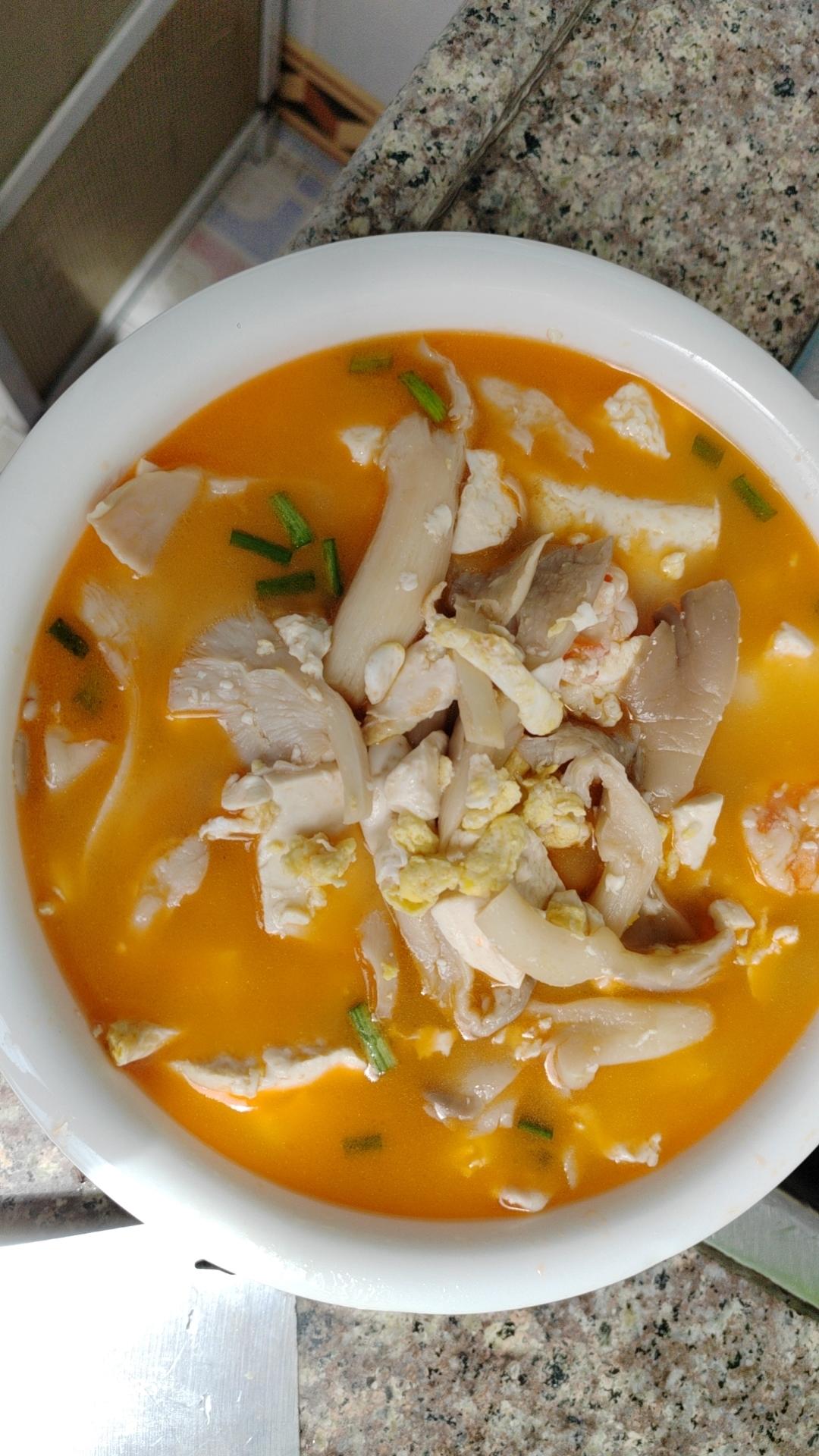 鲜虾菌菇豆腐汤