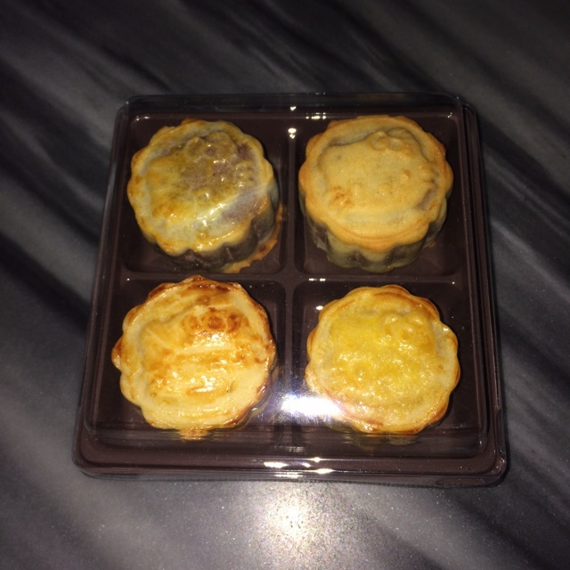 广式月饼——蛋黄莲蓉月饼