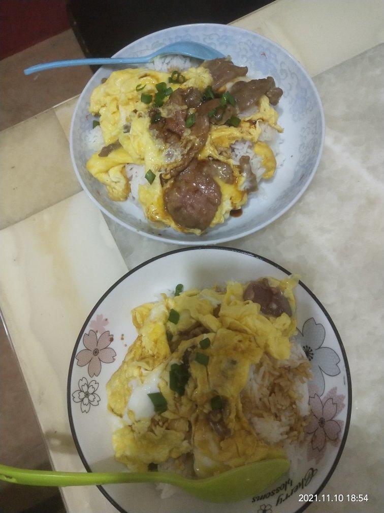 滑蛋牛肉（碟头）盖浇饭（丼）