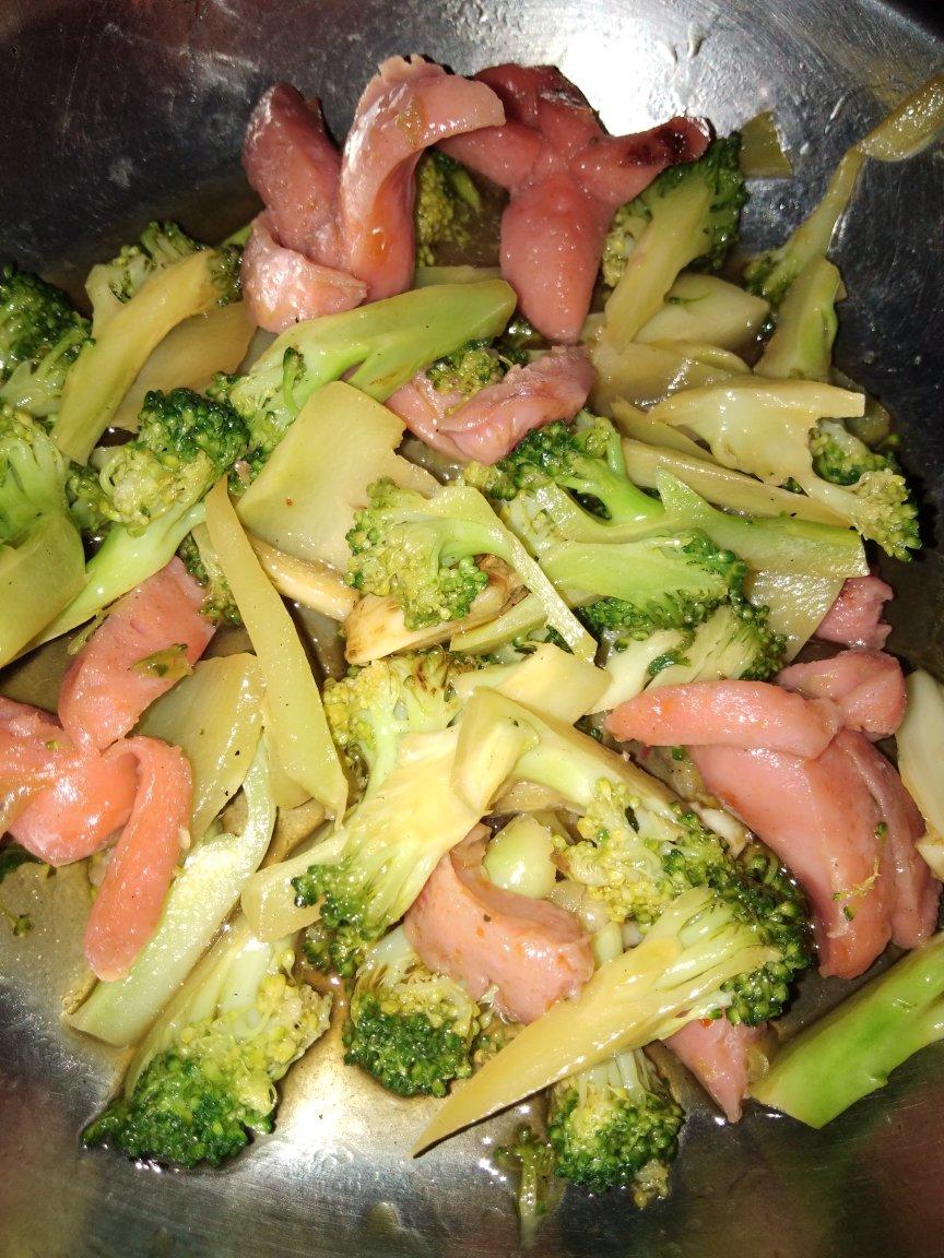 蒜香西兰花炒脆皮肠