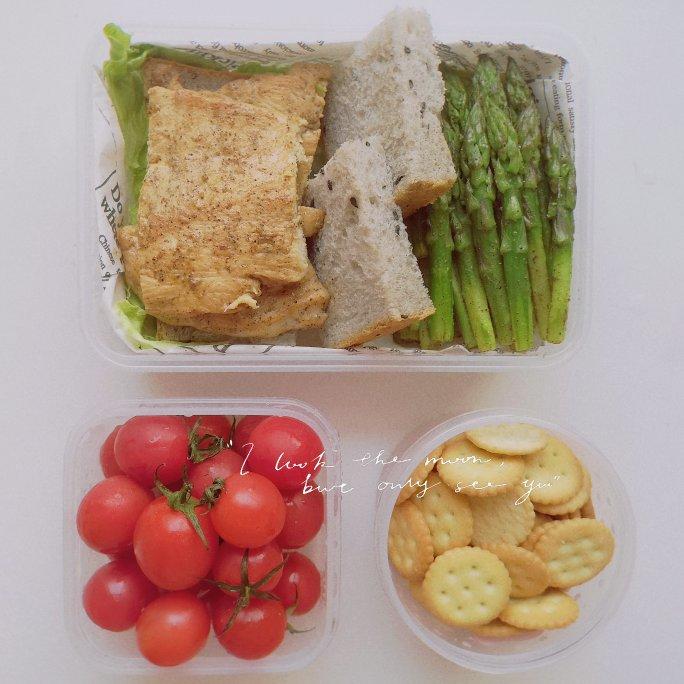 香煎鲜嫩多汁的黑椒鸡胸肉