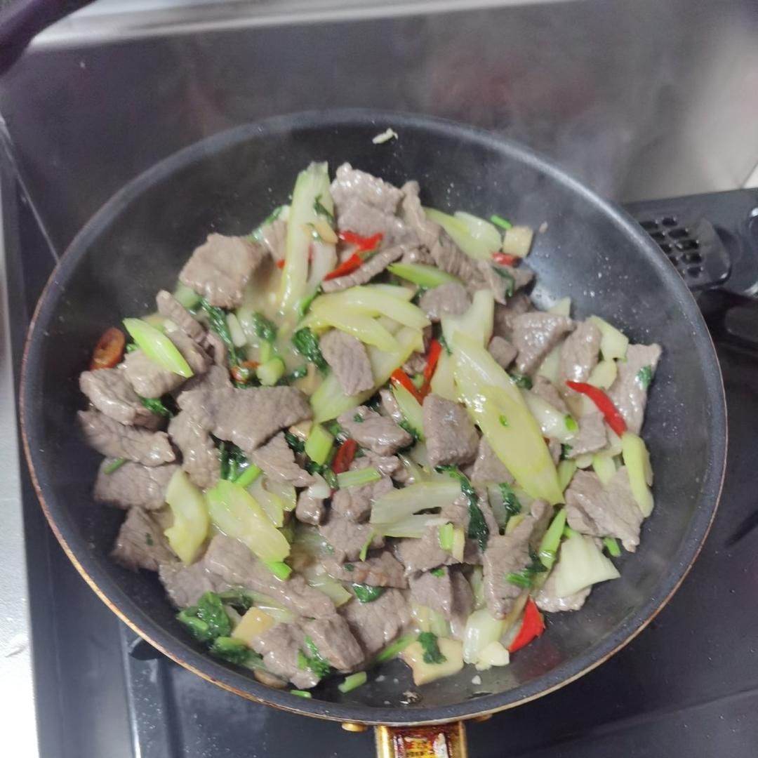好吃到邻居敲门蹭饭的芹菜炒牛肉！