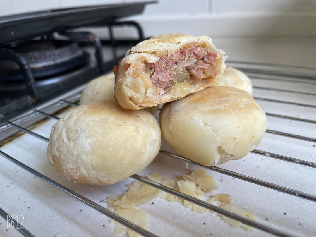 快到中秋了，最爱现烤现吃榨菜鲜肉月饼，酥皮又薄又脆、肉馅大，榨菜分明可见，好方子一起分享～