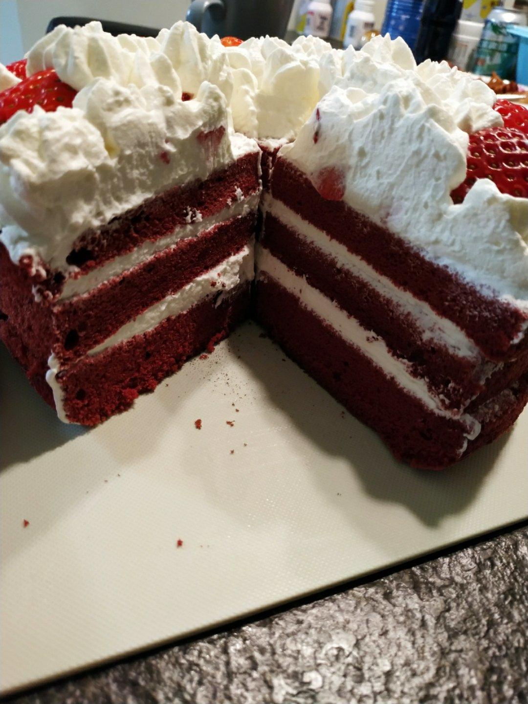 一个爱极了甜丝丝的妈妈做的8寸红丝绒蛋糕