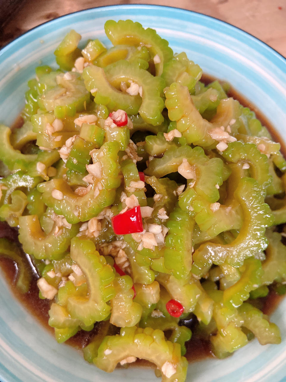 小温暖登登仔做的凉拌苦瓜减脂肪脆爽可口