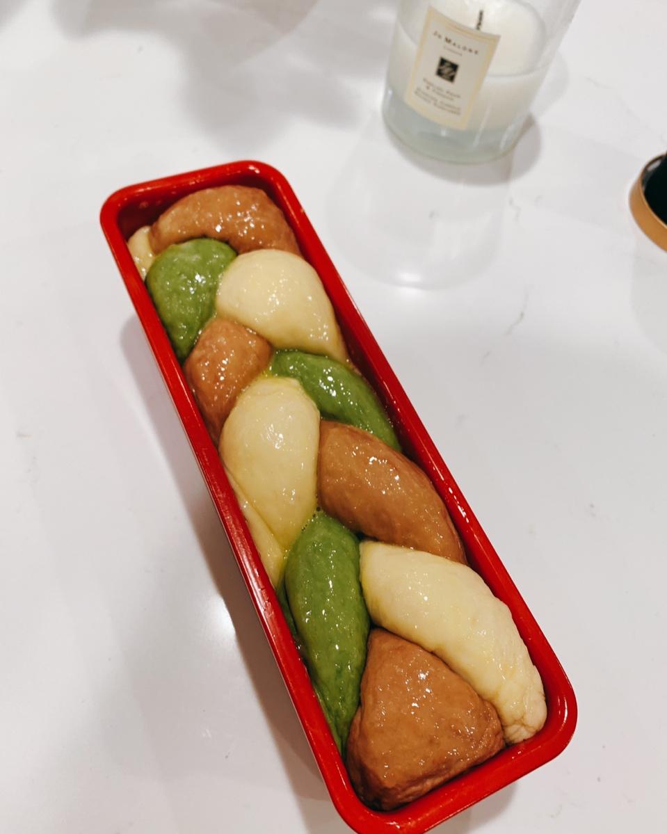 三色辫子吐司