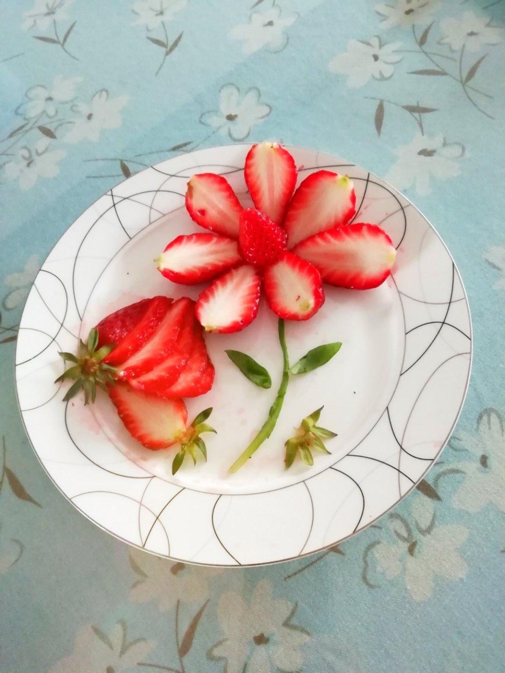 妙一小女做的草莓一支花摆盘