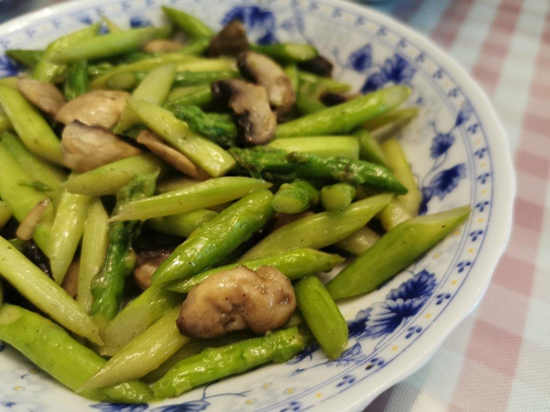 芦笋炒蘑菇