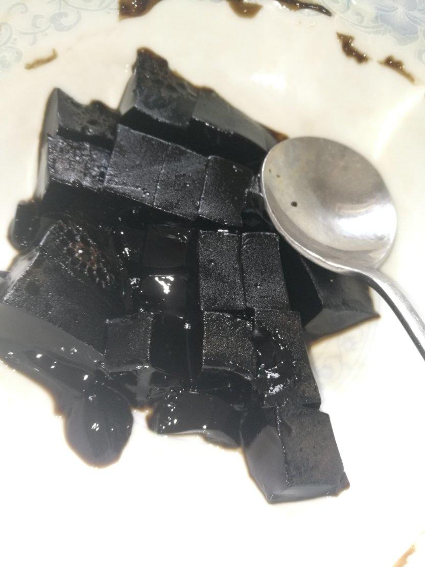 仙草粉熬制烧仙草