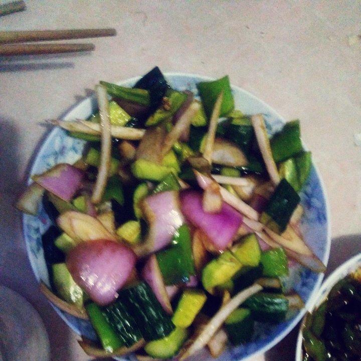 夏天必吃的一道开胃凉菜(洋葱黄瓜拌辣椒)清爽可口