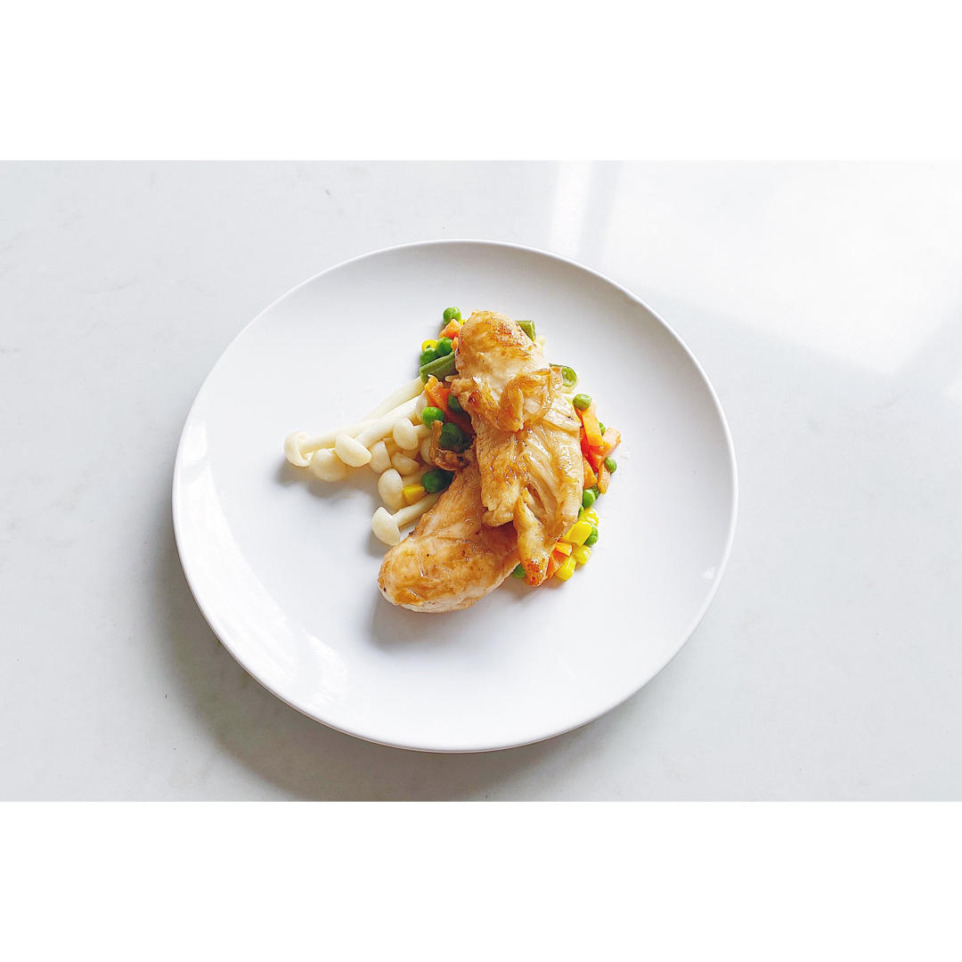 香煎鲜嫩多汁的黑椒鸡胸肉