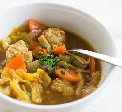 肉丸蔬菜咖喱汤的做法