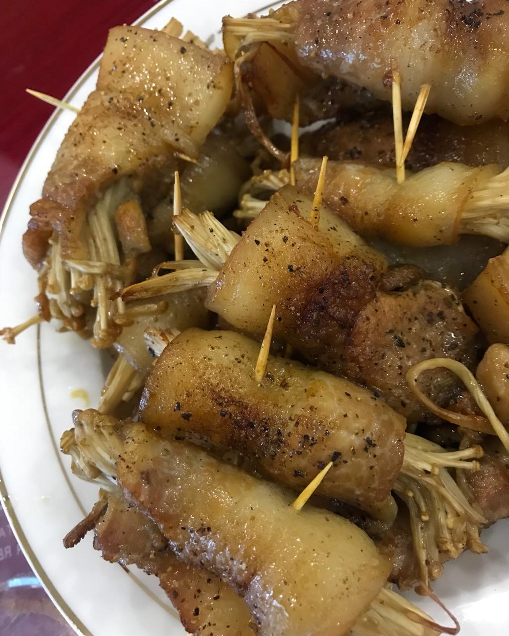 薯片鸡翅膀做的烤五花肉(五花肉 金针菇)