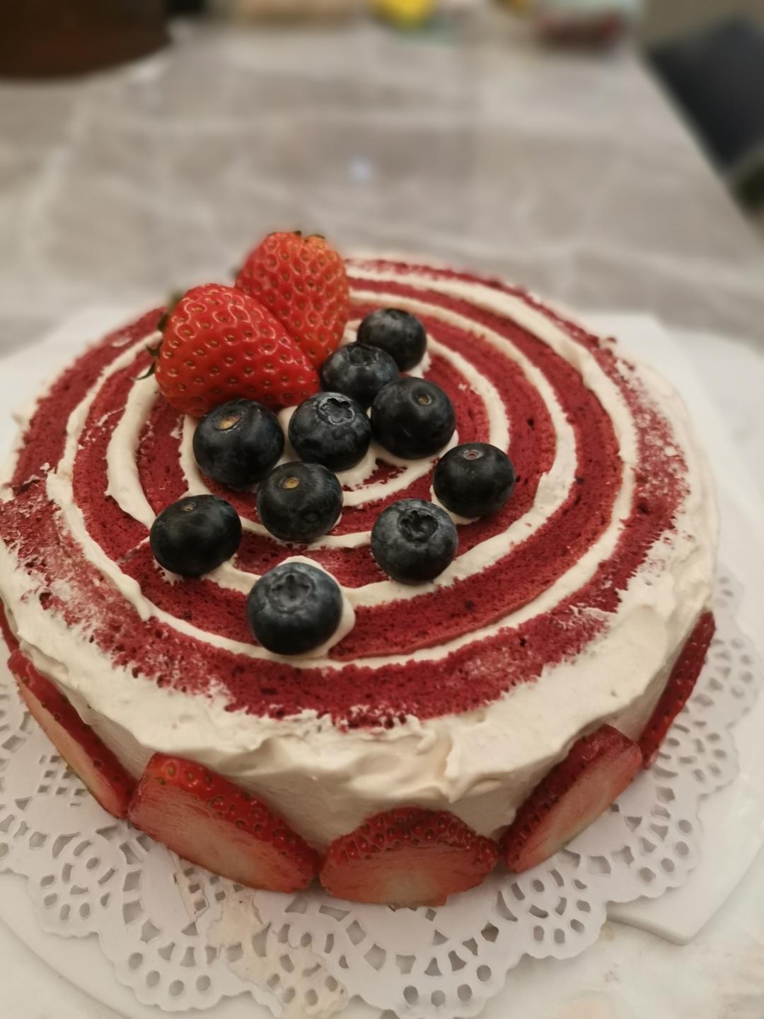 草莓漩涡年轮蛋糕🍓一圈又一圈，治愈且美好～