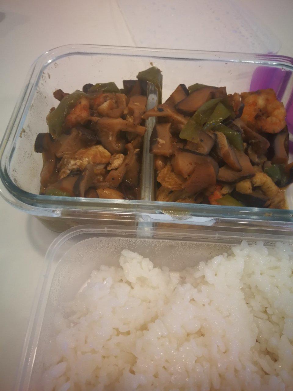 铝饭盒里的香菇炒鸡蛋