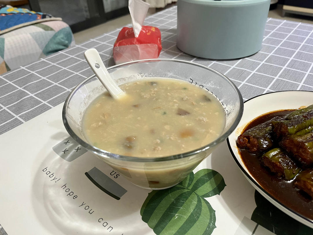 用剩米饭煮一锅接地气的  皮蛋瘦肉粥吧