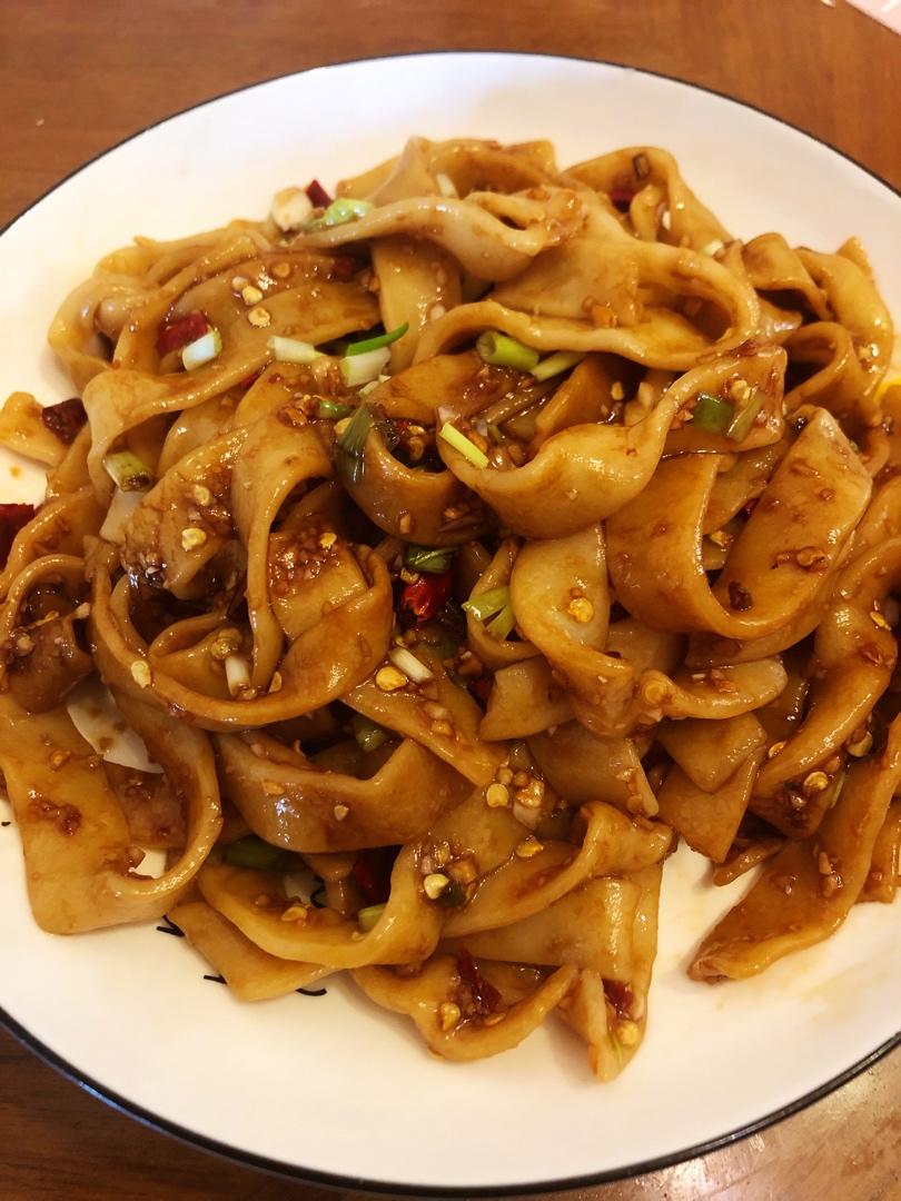 自己在家也能做出美味诱人的油泼辣子面
