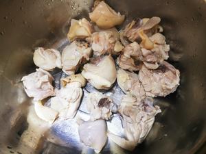 香菇烧鸡块的做法 步骤3