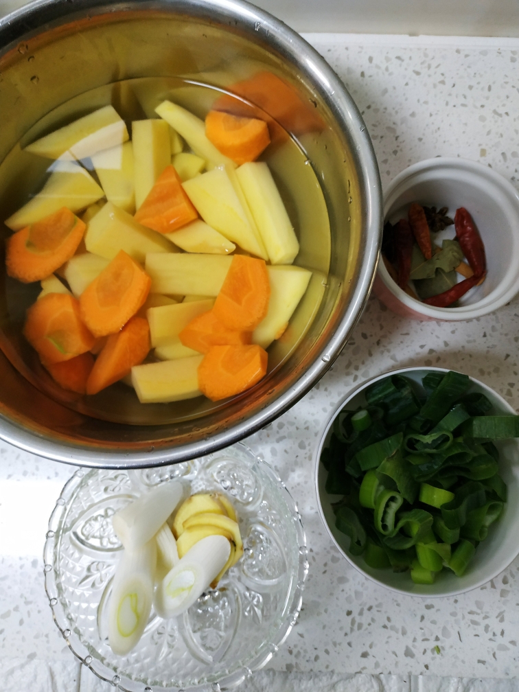 秘制红烧排骨炖土豆的做法 步骤2