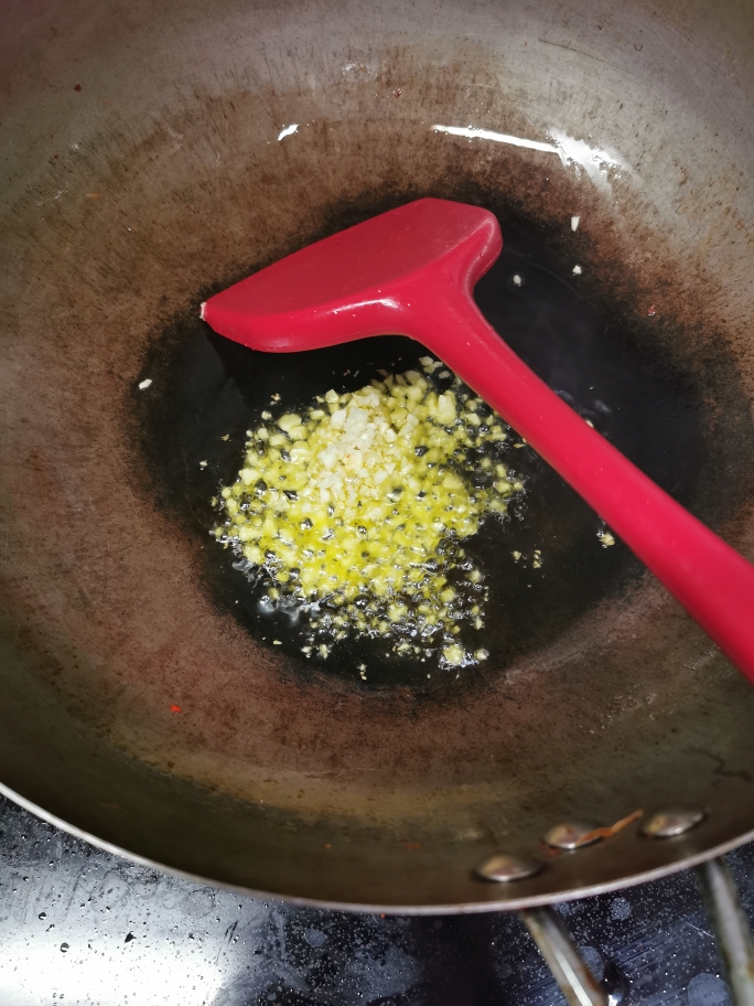 咸蛋黄茭白的做法 步骤2