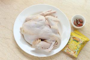 古法制作砂锅盐焗鸡的做法 步骤1