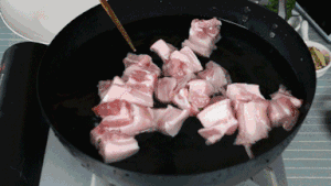 杭州人的最爱，教你怎么做正儿八经的梅菜扣肉的做法 步骤1