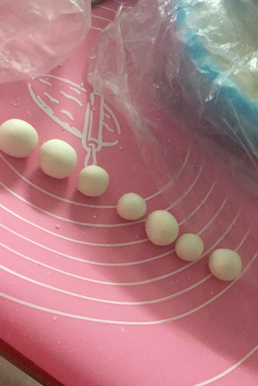 如何快速搓小汤圆且汤圆堆放在一起相互之间不粘连？