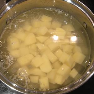 土豆炖排骨的做法 步骤2